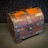 Piccolo scrigno forziere in legno e metallo