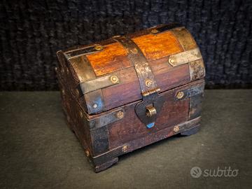 Piccolo scrigno forziere in legno e metallo