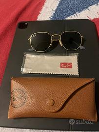 Rayban hexagonal flat astine dorate lenti blu