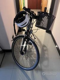 Bici con casco e cestino