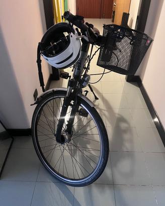 Bici con casco e cestino