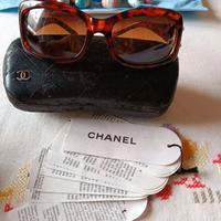occhiali da sole Chanel perfetti nella loro custod