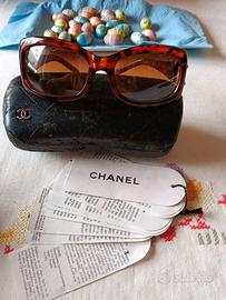 occhiali da sole Chanel perfetti nella loro custod