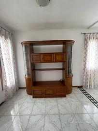 mobile soggiorno con vetrine laterali.