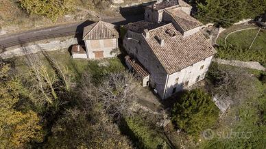 Rustico / Casale di 150 m² con più di 5 locali e b
