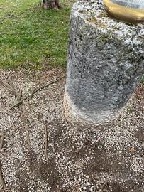 Antica grossa colonna marmo scolpito