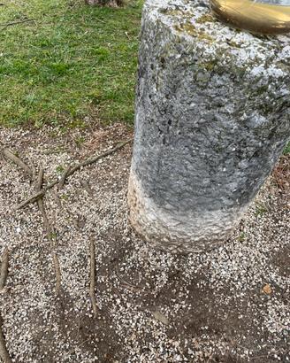 Antica grossa colonna marmo scolpito