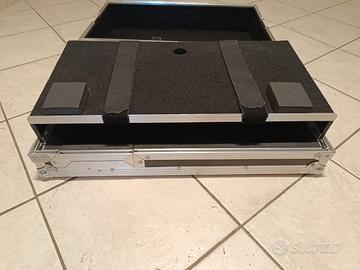 Mixer e console con vari cavi audio