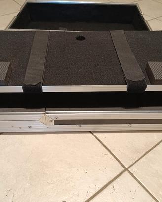Mixer e console con vari cavi audio