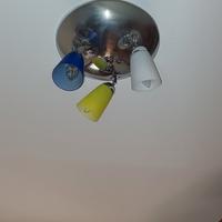 Lampadario plafoniera con tre faretti colorati