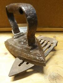 Antico ferro da stiro a piastra con poggiaferro