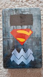 DC Absolute Universe – Tin Box

Edizione Limitata