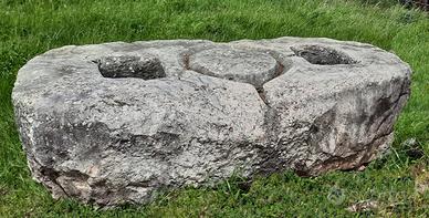 Antico torchio in pietra