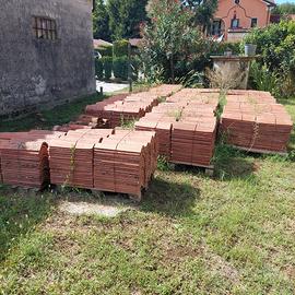 Coppi rossi rigati e mattoni