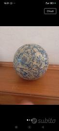 sfera bianca e blu 