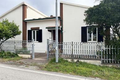 Casa singola con 2 appartamenti, corte e garage