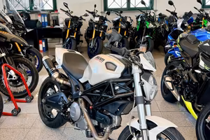 DUCATI MONSTER 696