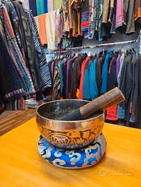 Campana Tibetana Incisa Buddha Mantra Loto