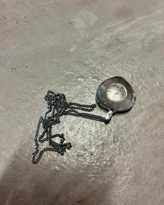 Orologio da donna e collana
