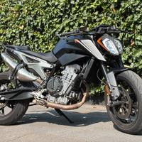 KTM 790 Duke con Accessori e Gomme Rosso Corsa 2
