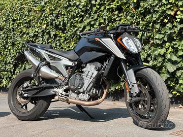 KTM 790 Duke con Accessori e Gomme Rosso Corsa 2