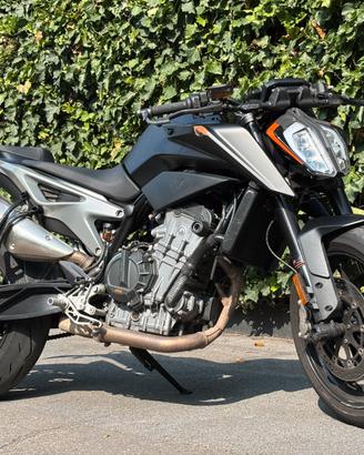 KTM 790 Duke con Accessori e Gomme Rosso Corsa 2