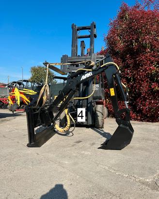 A189 - Braccio retro escavatore per trattore