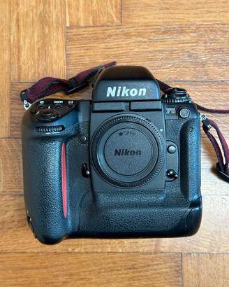 NIKON F5 SOLO CORPO