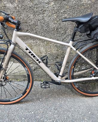 Bicicletta Gravel Trek 