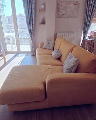 divano con chaise longe

