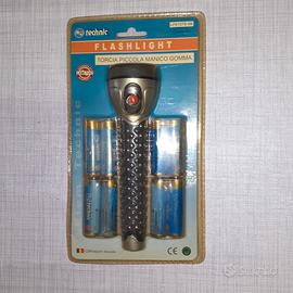 Torcia con 8 batterie AA vecchia e torcia al neon.