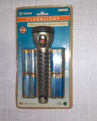 Torcia con 8 batterie AA vecchia e torcia al neon.