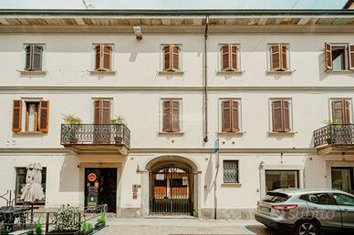 4 LOCALI IN CENTRO CON BOX AUTO