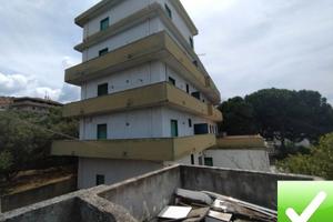 Stabile 9 Appartamenti + 1 Ettaro Terreno Arangea