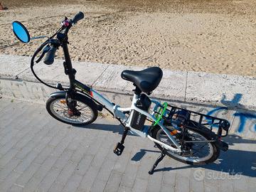 bici elettrica argento piuma