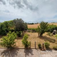 Casa singola di campagna, con campi vicino al mare