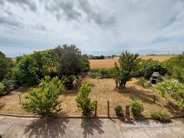 Casa singola di campagna, con campi vicino al mare