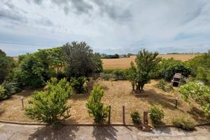 Casa singola di campagna, con campi vicino al mare
