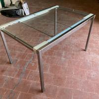 Tavolo in metallo e vetro