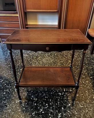 Tavolino in legno scuro con cassetto e ripiano