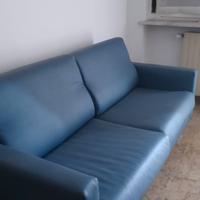 Sofà finta pelle azzurro