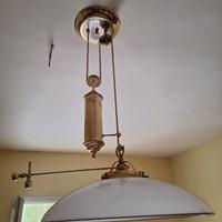 Lampadario in ottone con saliscendi e bilanciere