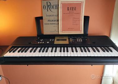 Tastiera Musicale Yamaha YPT-220 (61 Tasti) + Acc.