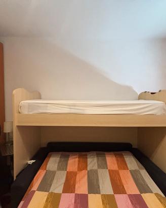 Struttura a ponte con letto e materasso