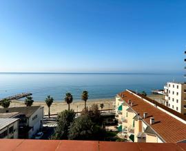 V55:Attico Ristrutturato con Splendida Vista Mare