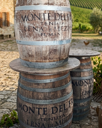 Botti di legno da esterno con tavolino tondo