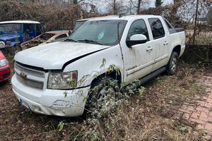 Chevrolet Avalanche bianca