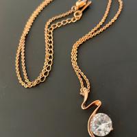 Collana con pendente a spirale e cristallo