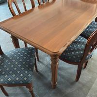 Tavolo in legno con sei sedie