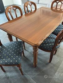 Tavolo in legno con sei sedie